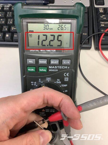テスターで電圧を測ると12.25Vを示す