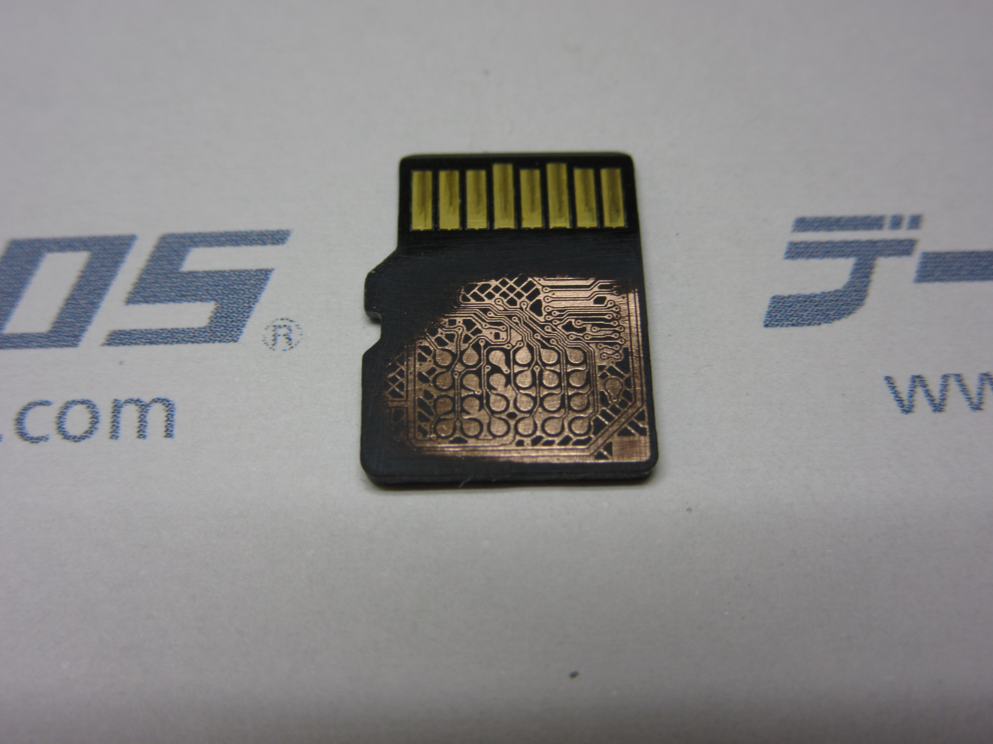 MicroSDの背面を削ります